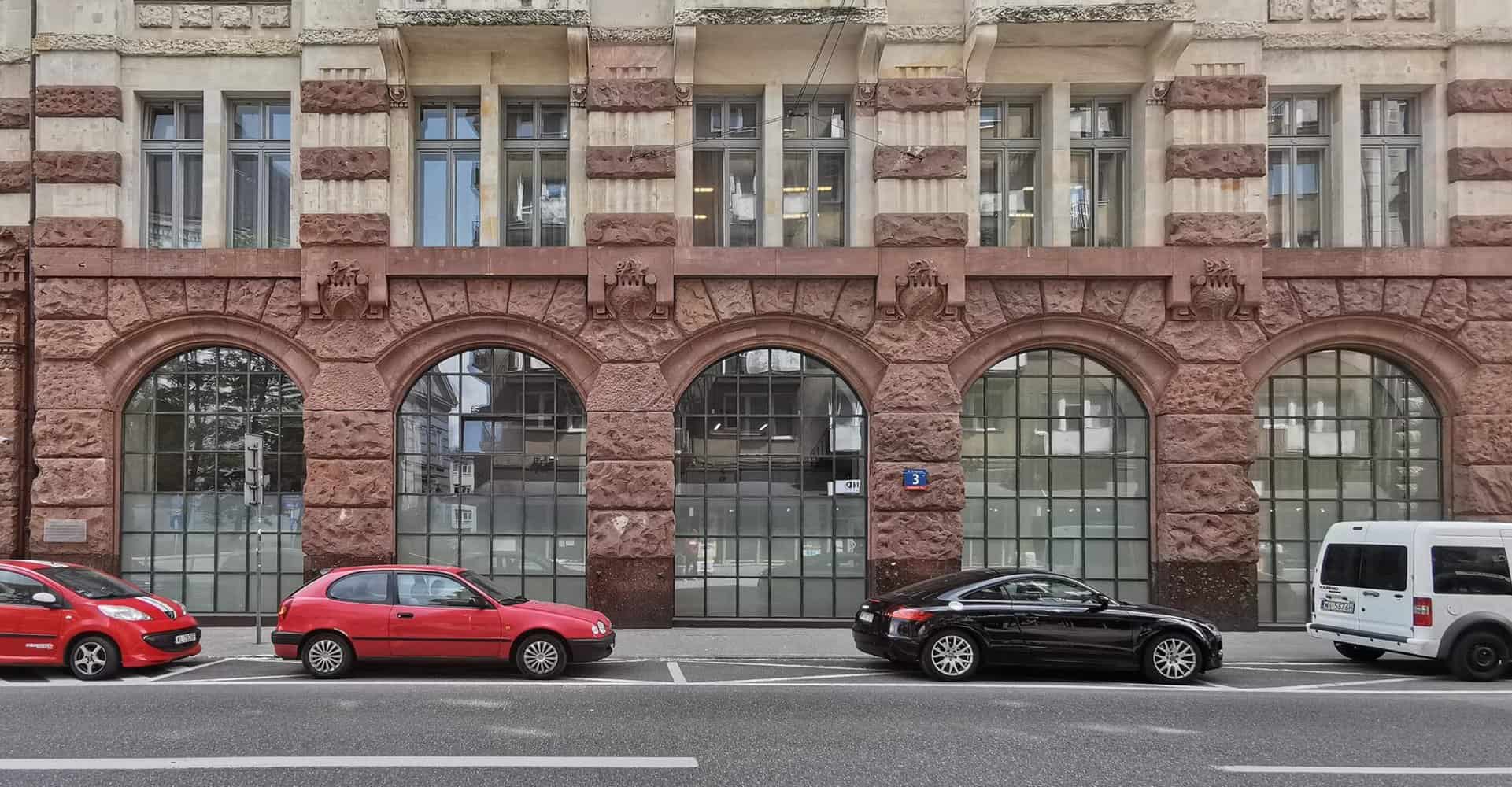 widok na arkadowe okna parteru budynku